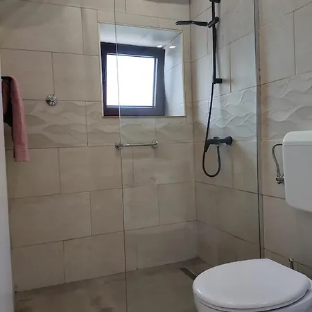 Apartman Ema 2 *